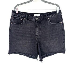 Abercrombie & Fitch The 7” Dad Short‎ High Rise
Size 33 Black
